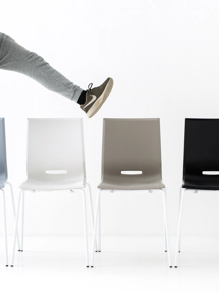 Sedia impilabile in polipropilene Elena 2 con struttura in tubolare di metallo di Pointhouse