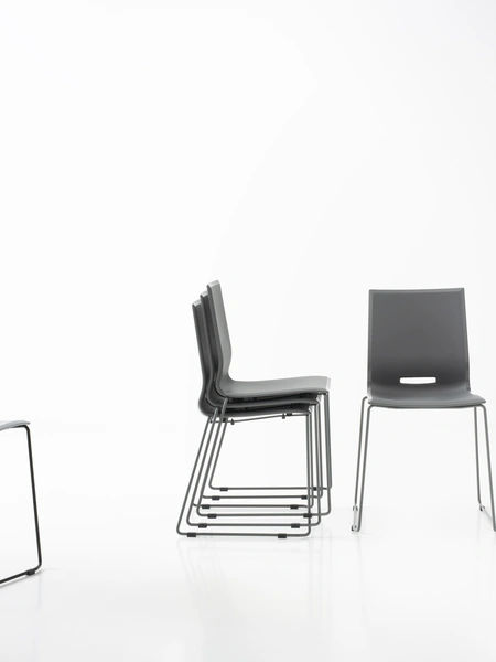 Sedia impilabile Elena 3 in polipropilene e metallo di Pointhouse