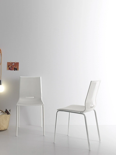 Sedia Elena 4 in polipropilene rinforzato con fibra di vetro e struttura in tubolare di metallo di Pointhouse