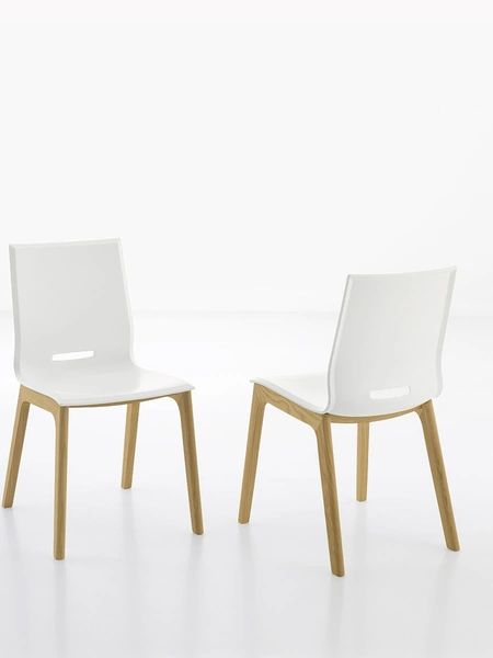 Sedia Elena 5 con scocca in polipropilene rinforzato in fibra di vetro e struttura in legno massello di Frassino di Pointhouse