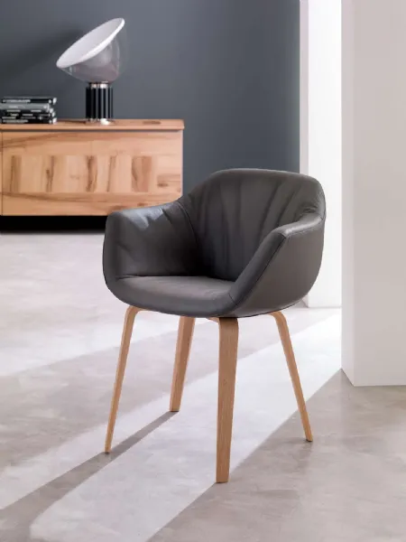 Sedia con braccioli imbottita e rivestita in pelle con base in legno Eliot di Ozzio