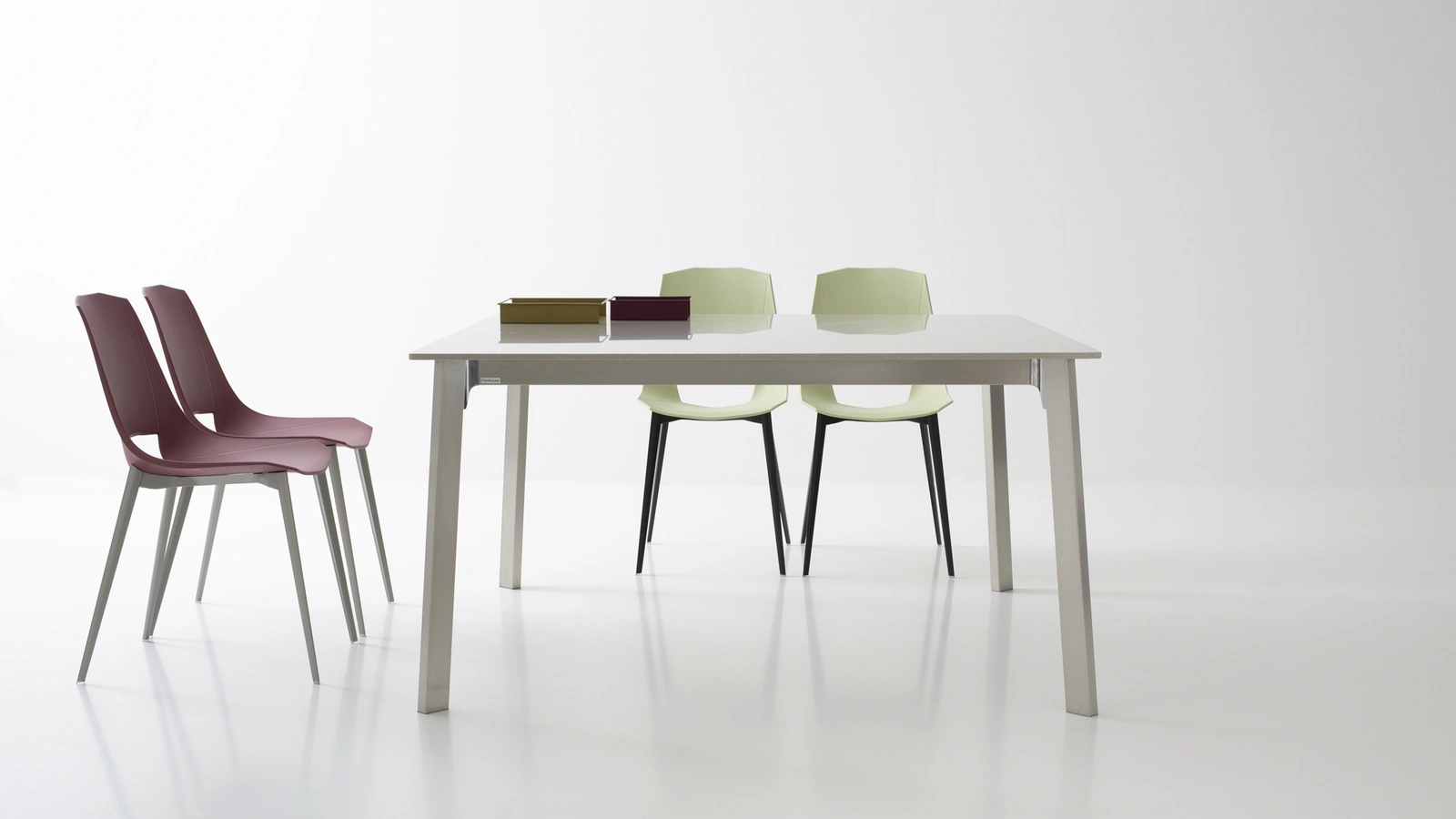 Sedia Eva 1 in polipropilene con gambe in alluminio di Pointhouse