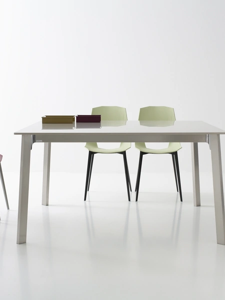 Sedia Eva 1 in polipropilene con gambe in alluminio di Pointhouse