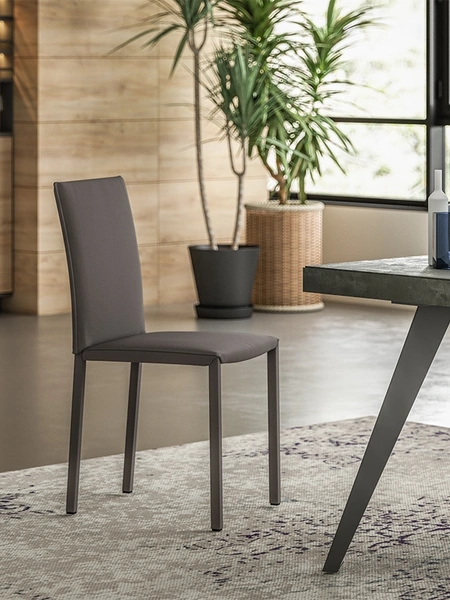 Sedia Felix completamente rivestita in ecopelle di Easyline