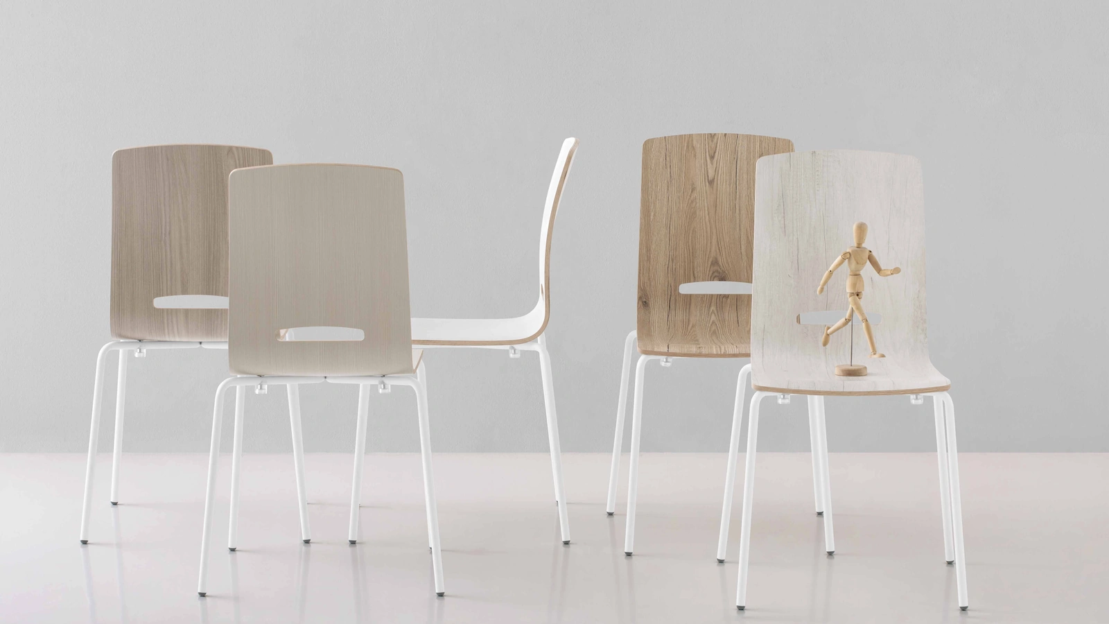 Sedia impilabile Flora in legno multistrato melaminico di Pointhouse