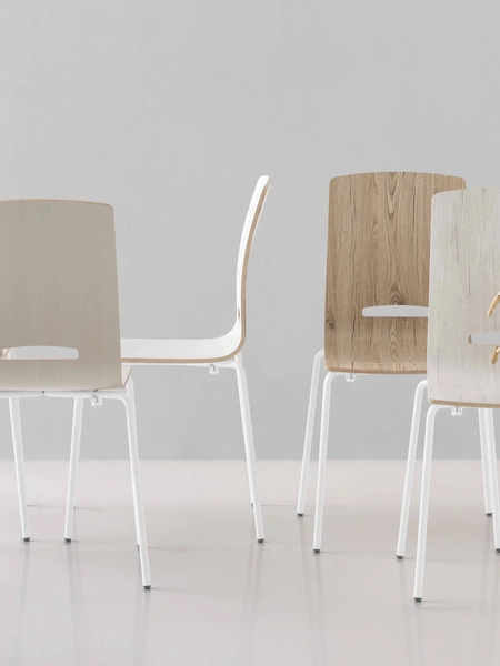 Sedia impilabile Flora in legno multistrato melaminico di Pointhouse