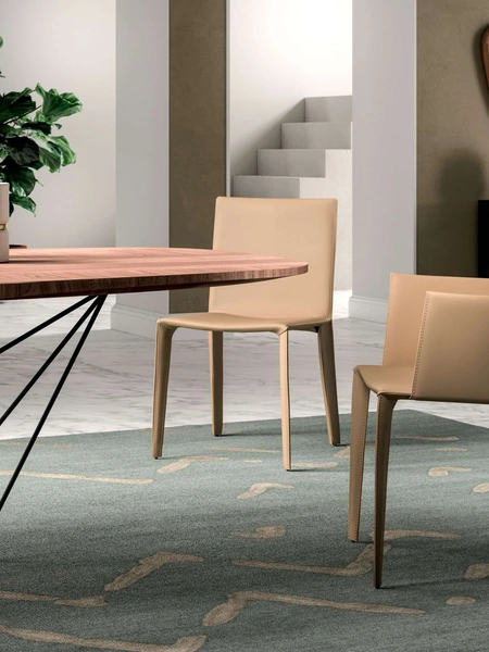 Sedia di design con e senza braccioli completamente rivestita in cuoio Frisbee di Ozzio