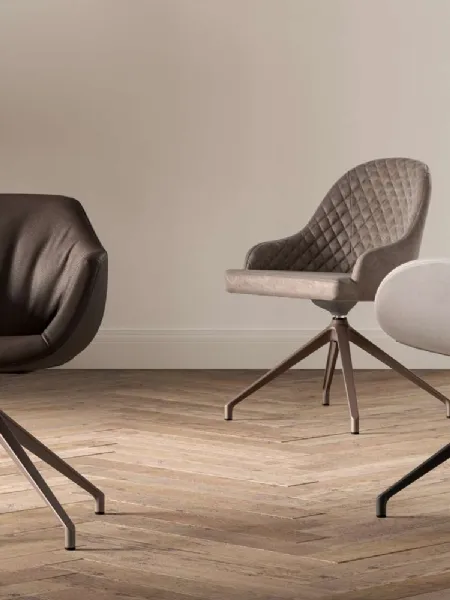 Sedia moderna con braccioli imbottita e rivestita in pelle con struttura in metallo Halia di Ozzio