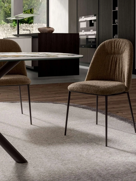 Sedia Juliette in tessuto imbottito con schienale bombato, delicatamente arcuato di Ozzio