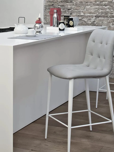 Sgabello in ecopelle trapuntata e imbottita con base in acciaio laccato Kuga di Bontempi