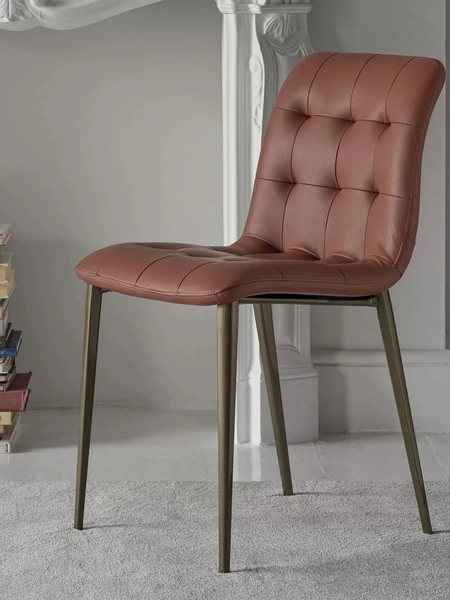 Sedia Kuga Slim in ecopelle trapuntata e imbottita con gambe in acciaio laccato di Bontempi