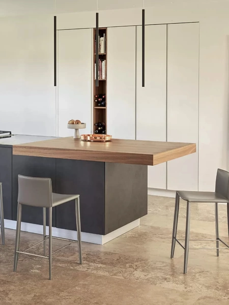 Sgabello Linda completamente rivestito in cuoio di Bontempi