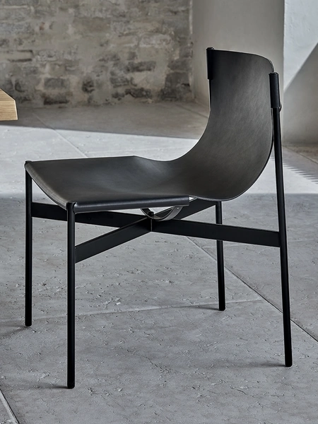 Sedia Lucrezia con struttura in acciaio laccato e monoscocca imbottita e rivestita in cuoio di Bontempi