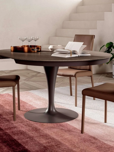 Sedia imbottita Megan completamente rivestita in pelle di Ozzio