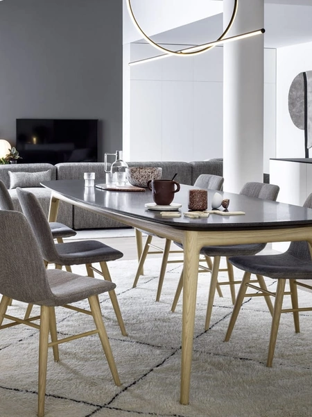 Sedia Natt in tessuto imbottito con base in legno di Novamobili