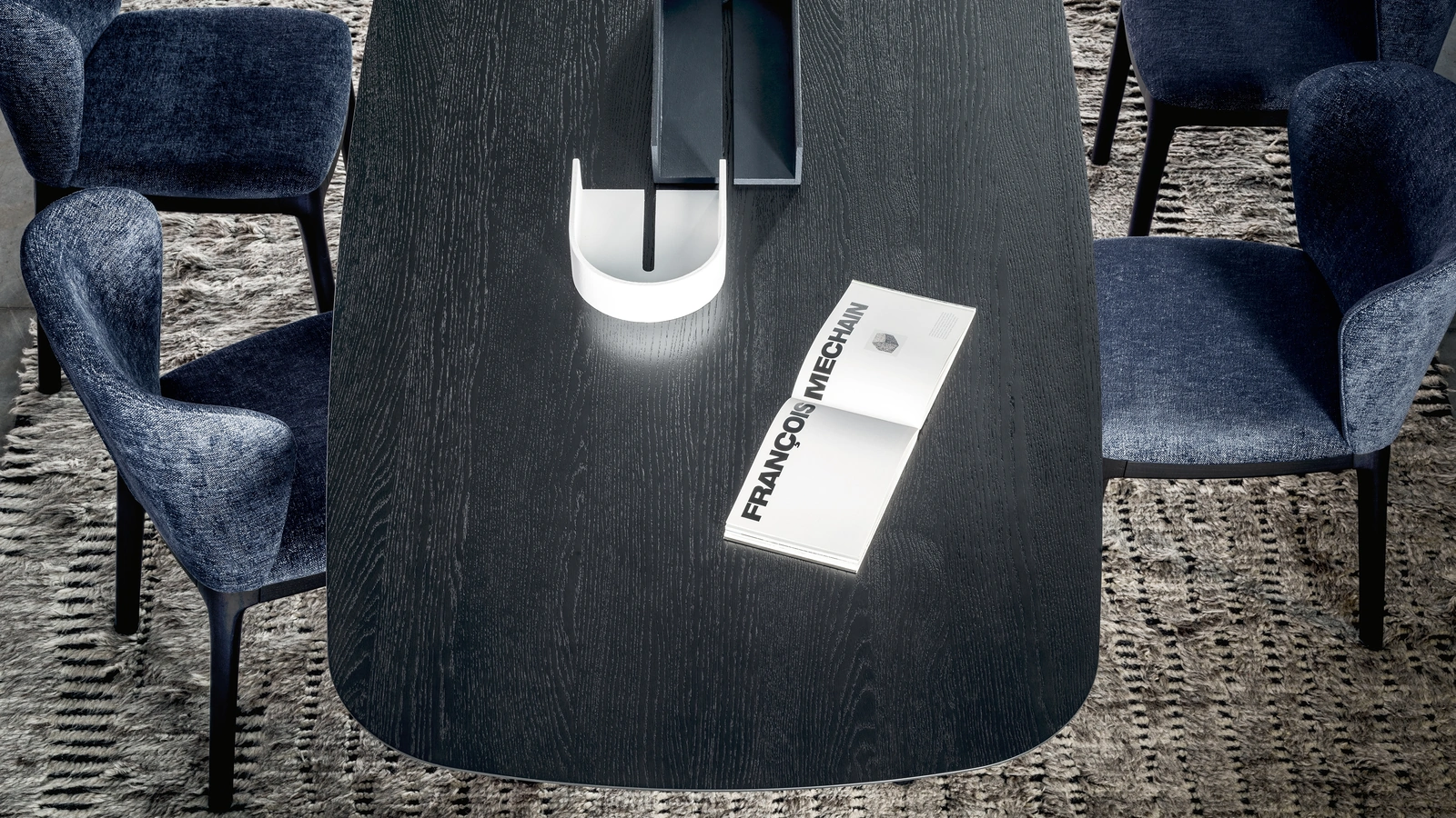 Sedia Navy con schienale avvolgente e seduta in tessuto imbottito di Novamobili