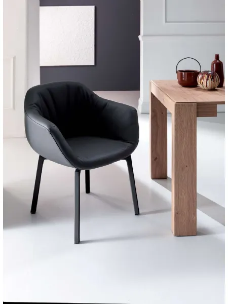 Sedia con braccioli in pelle imbottita con gambe in metallo Nelson di Ozzio