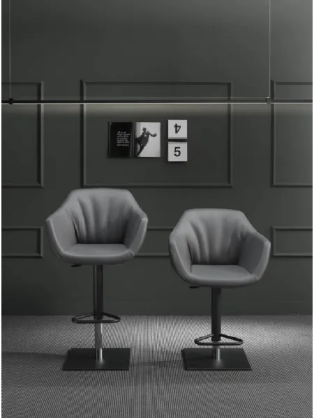 Sgabello in pelle con basamento in metallo Nemo di Ozzio