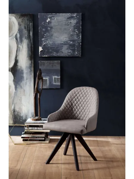 Sedia con braccioli rivestita in pelle imbottita e trapuntata con base in legno Olimpia di Ozzio