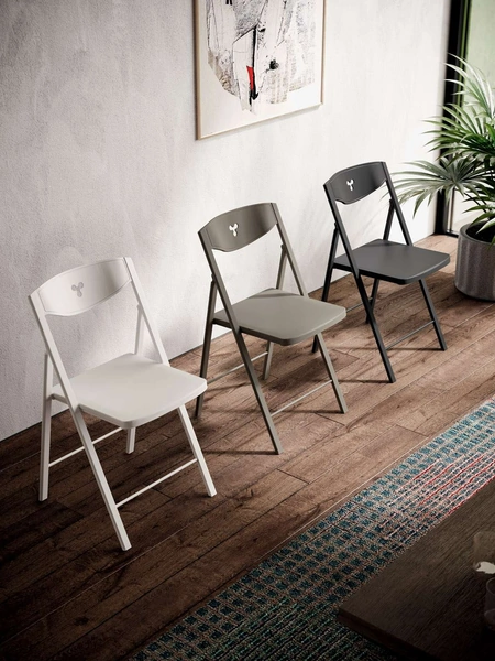 Sedia pieghevole Plio in polipropilene con struttura in metallo di Ozzio