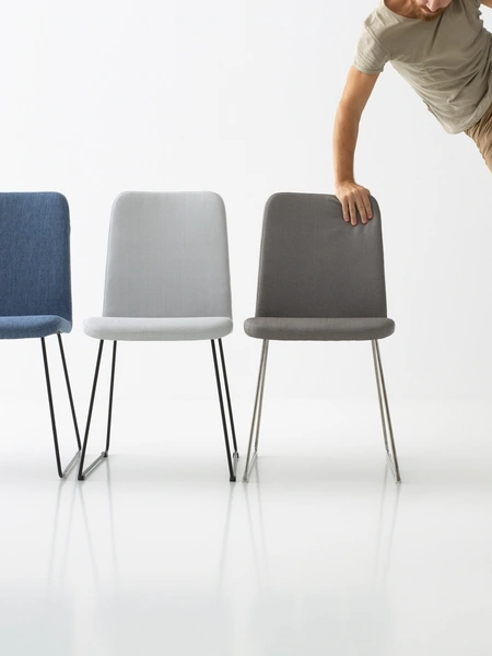 Sedia Cloe 3 in tessuto imbottito con struttura in metallo di Pointhouse