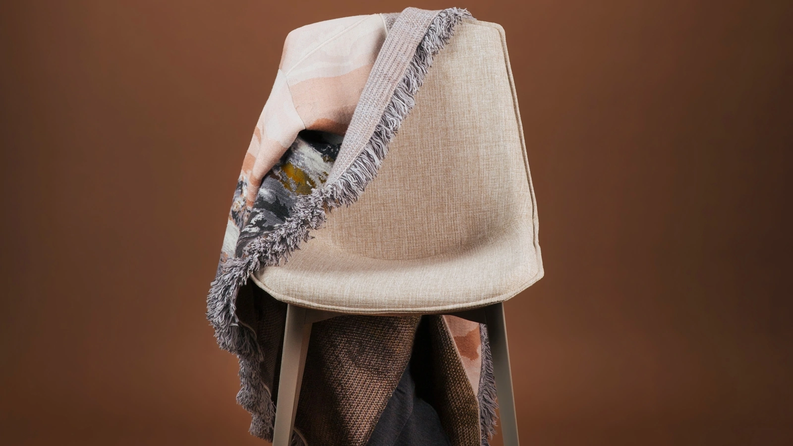 Sedia Eva 1 Soft in tessuto imbottito con gambe in alluminio di Pointhouse