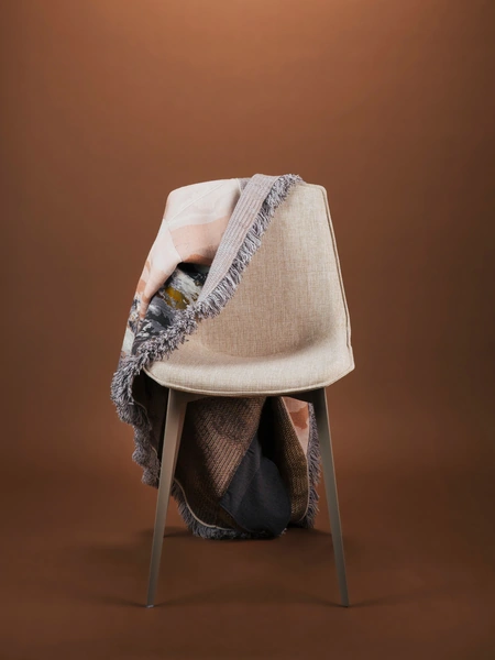 Sedia Eva 1 Soft in tessuto imbottito con gambe in alluminio di Pointhouse