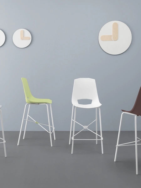 Sgabello Eva 6 SG in polipropilene con base in tubolare di metallo a sezione triangolare di Pointhouse