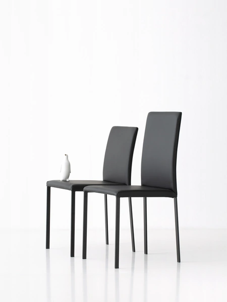 Sedia Giulia rivestita in ecopelle con gambe metalliche di Pointhouse