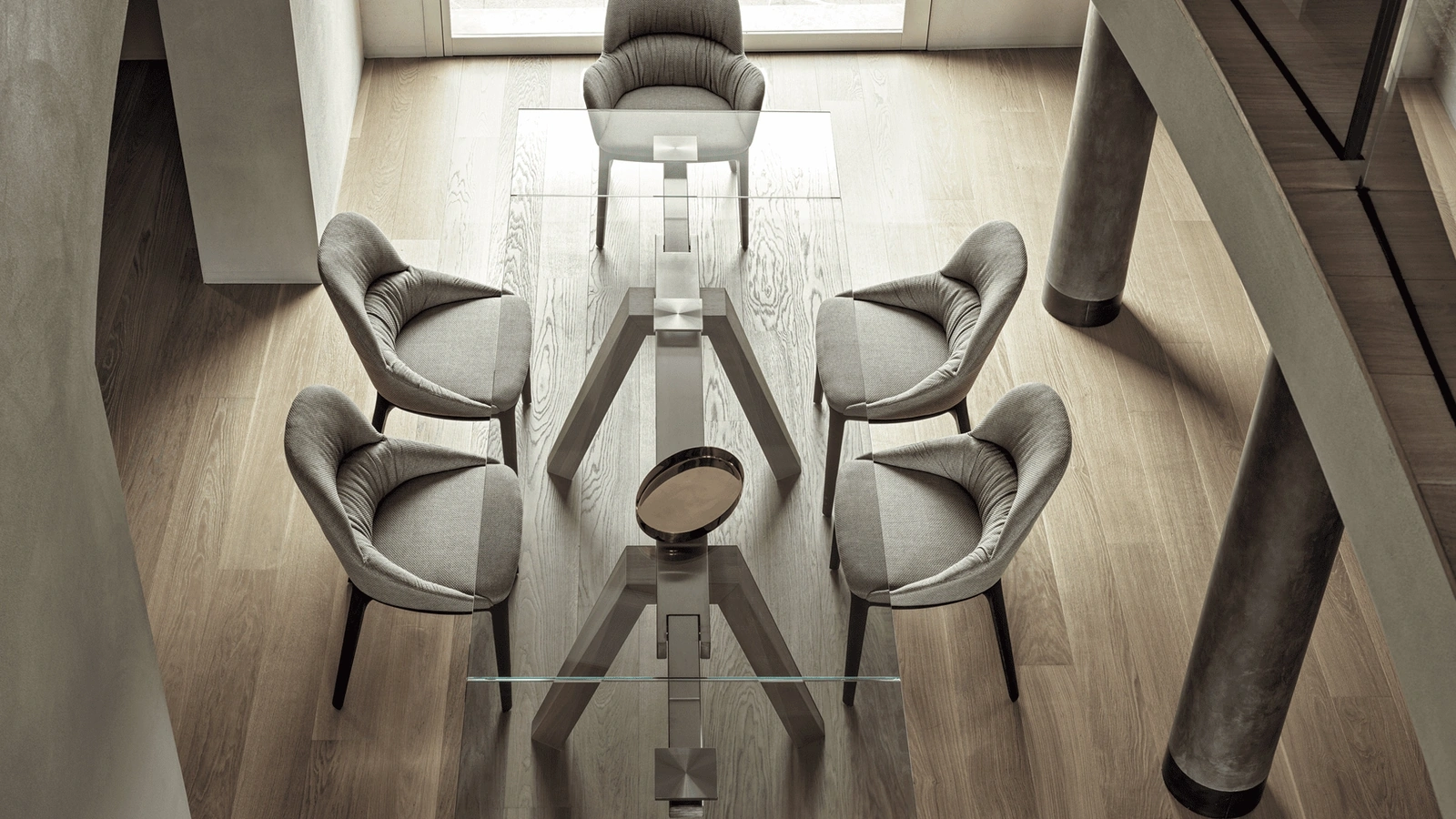 Sedia Queen in tessuto imbottito con gambe in legno massello di Bontempi