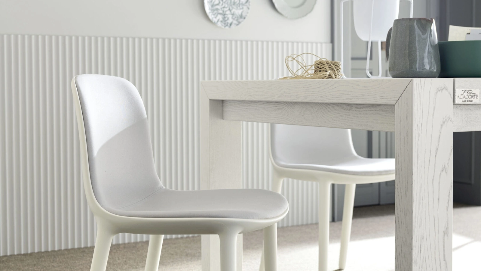 Sedia Rachele in tecnopolimero con scocca interna rivestita in tessuto di Alta Corte