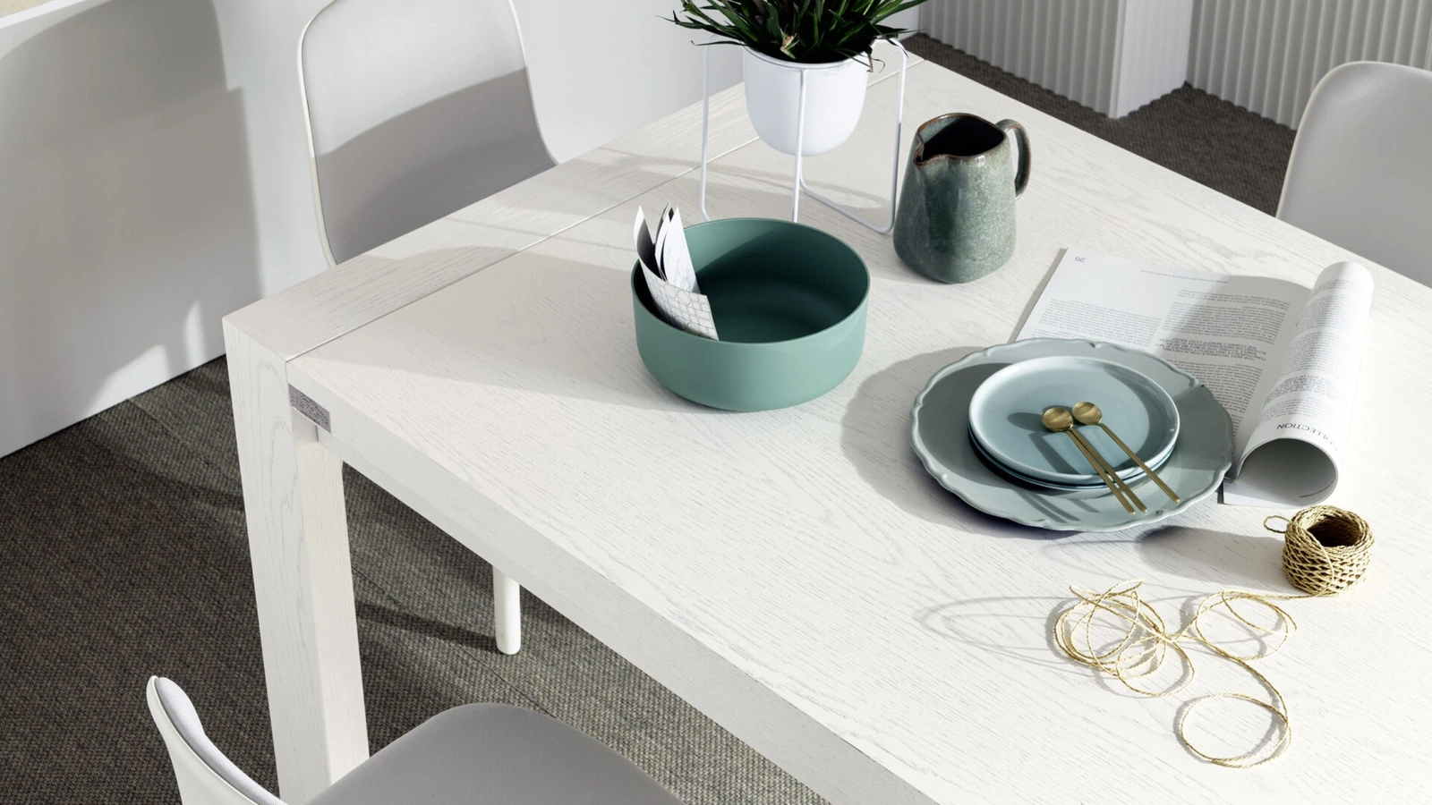 Sedia Rachele in tecnopolimero con scocca interna rivestita in tessuto di Alta Corte