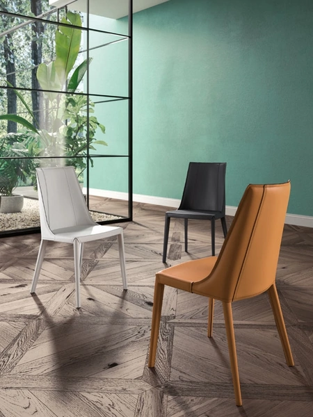 Sedia completamente rivestita in cuoio Loren di Ozzio