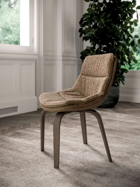 Sedia imbottita in tessuto trapuntato con gambe in legno Selena di Ozzio