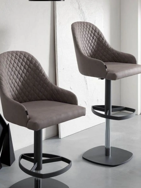 Sgabello con alzata a gas, basamento in metallo e seduta rivestita in ecopelle nabuk con interno trapuntato Dylan di Ozzio