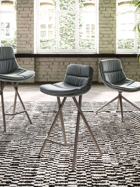 Sgabello con basamento fisso in metallo Milo di Ozzio