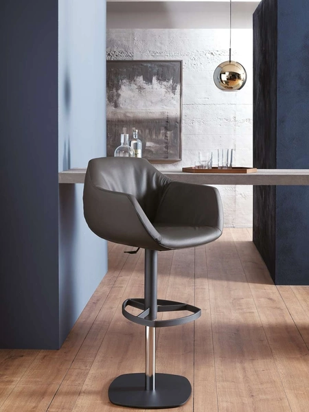 Sgabello con alzata a gas Piquet con seduta in pelle imbottita di Ozzio