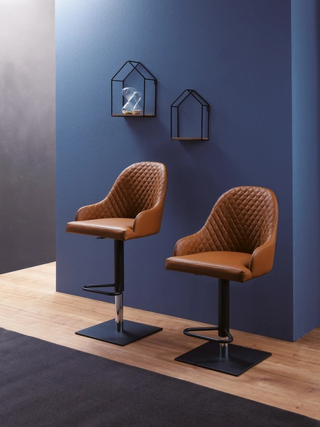 Sgabello con basamento in metallo e seduta rivestita in pelle con interno trapuntato Prometeo di Ozzio