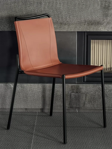 Sedia Shape in cuoio di Bontempi