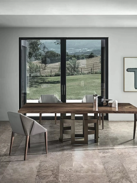 Sedia Sveva rivestita in pelle con struttura in legno massello di Bontempi