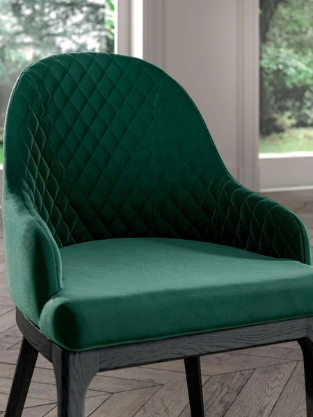 Sedia con braccioli in velluto trapuntato con base in legno Thelma di Ozzio