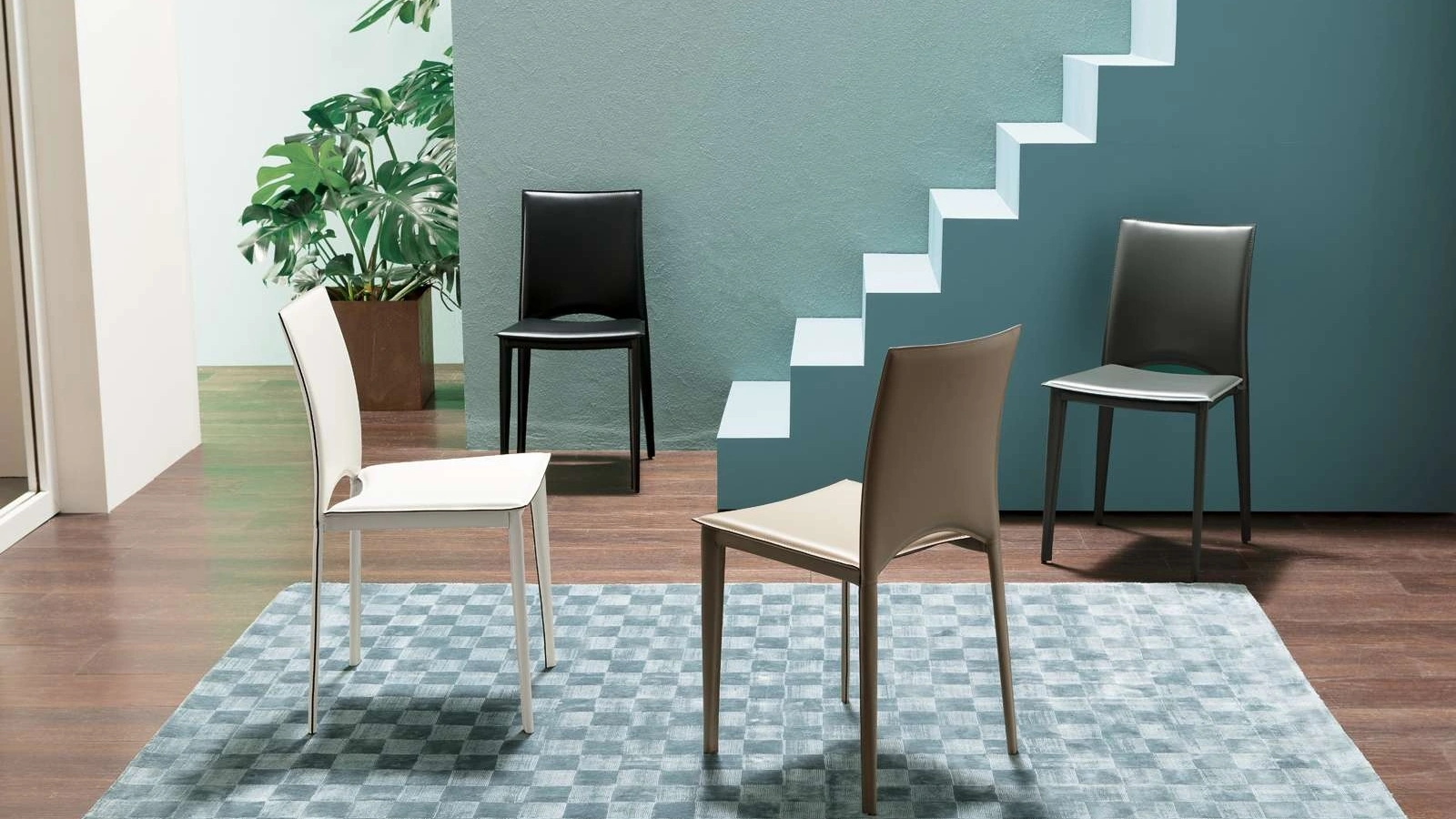 Sedia completamente rivestita in cuoio Viva di Ozzio