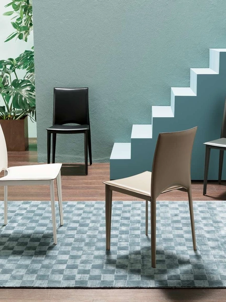 Sedia completamente rivestita in cuoio Viva di Ozzio