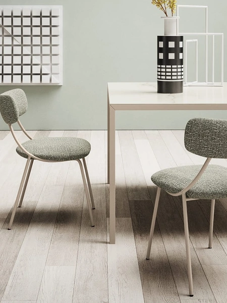 Sedia Yoko in tessuto imbottito di Novamobili