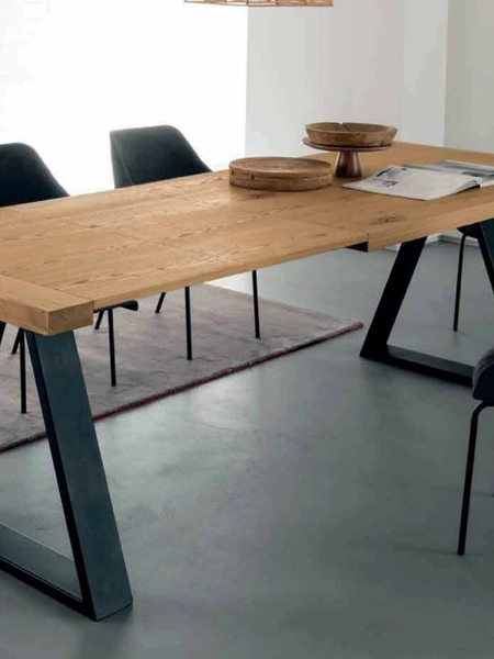 Tavolo allungabile con gambe in metallo nero Mekano di Alta Corte