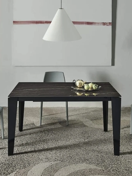 Tavolo allungabile Cruz XXL con top in SuperMarmo e base in acciaio laccato di Bontempi