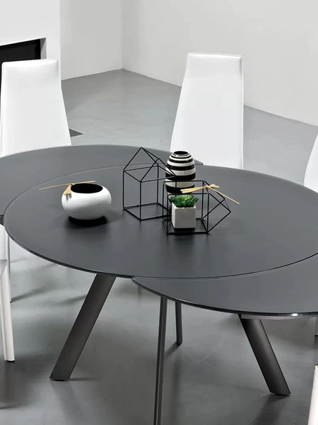 Tavolo allungabile Giro con top in cristallo antigraffio opaco e base in acciaio inox di Bontempi