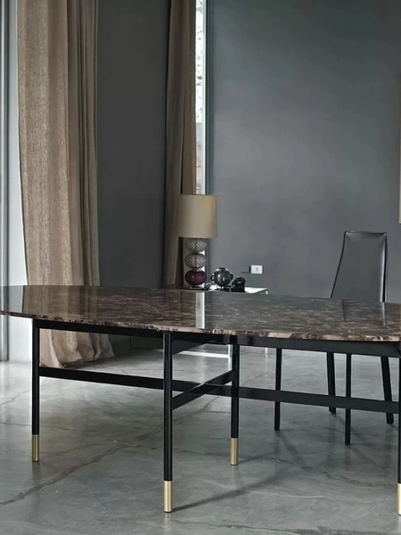 Tavolo Glamour con top in Marmo Naturale e base in acciaio laccato di Bontempi