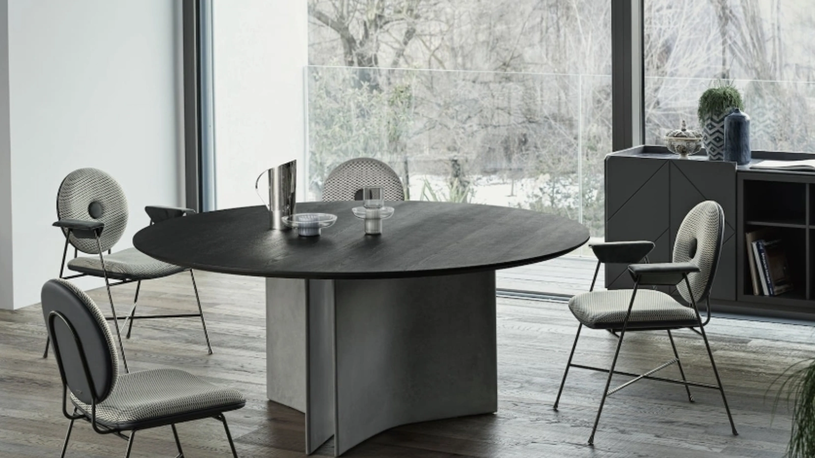 Tavolo rotondo Magnum con base in cemento e piano in legno impiallaciato di Bontempi