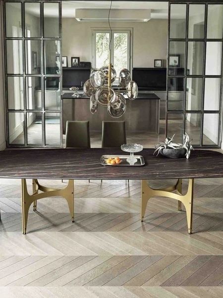 Tavolo Universe XXL con top in SuperMarmo e base in acciaio laccato di Bontempi